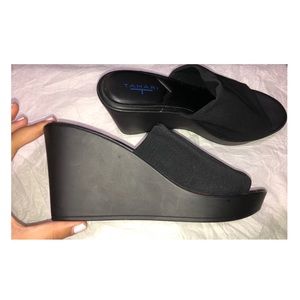 Black elastic wedges